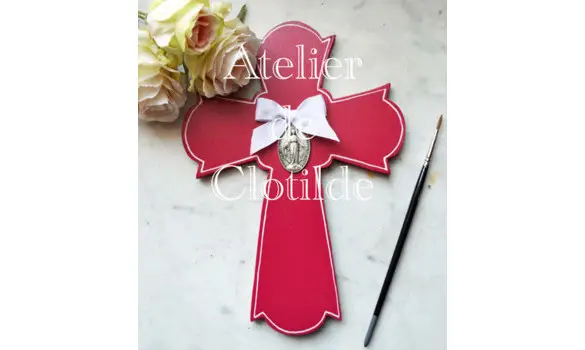 Grande croix framboise à médaile