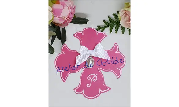 Croix tulipe rose médaille